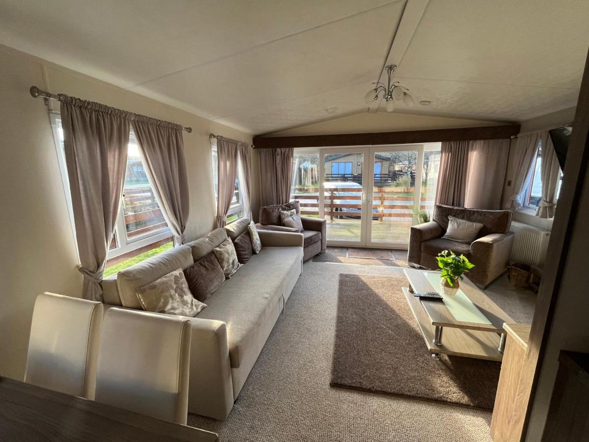 Hazel Oaks, Beautiful Lodge With Hot Tub - Sleeps 6 - Felmoor Park 몰페스 외부 사진