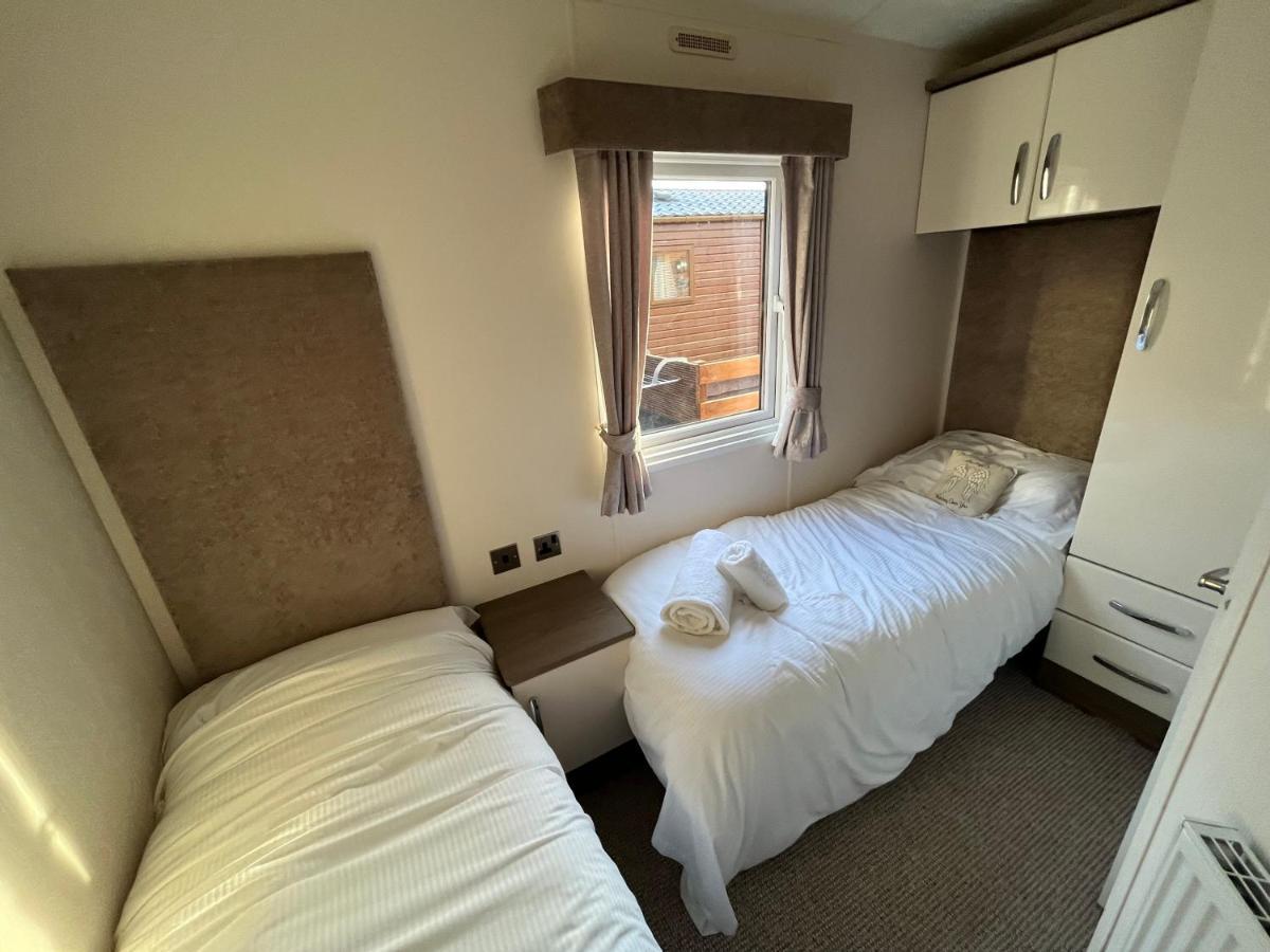 Hazel Oaks, Beautiful Lodge With Hot Tub - Sleeps 6 - Felmoor Park 몰페스 외부 사진