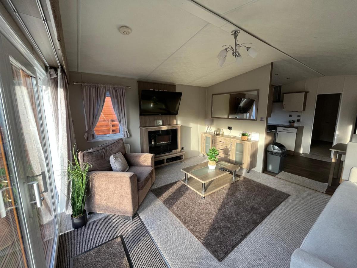 Hazel Oaks, Beautiful Lodge With Hot Tub - Sleeps 6 - Felmoor Park 몰페스 외부 사진
