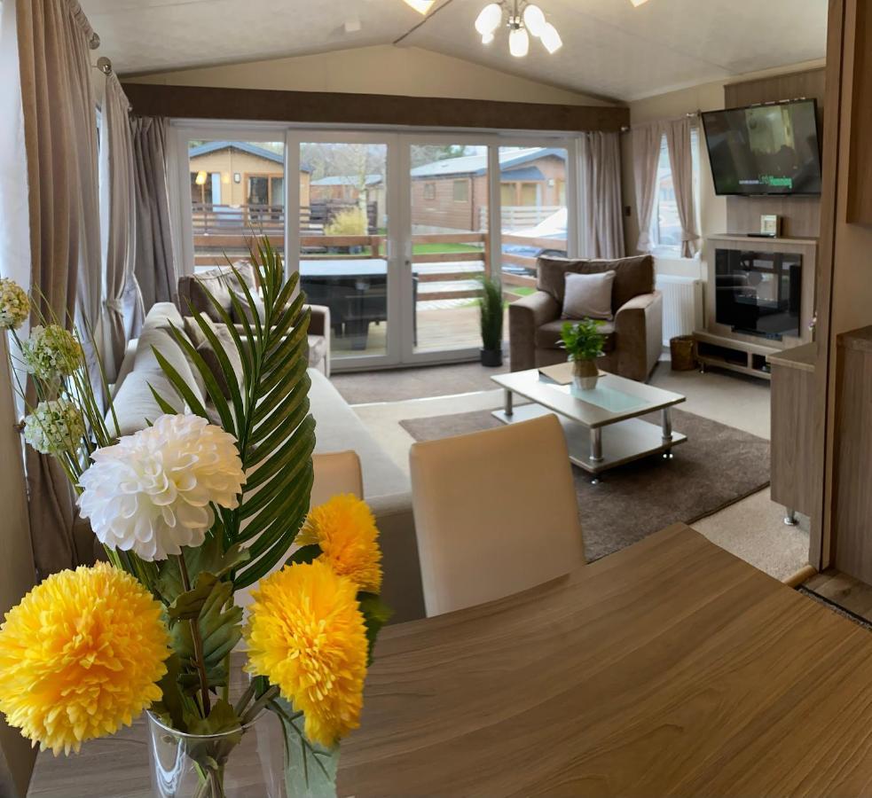Hazel Oaks, Beautiful Lodge With Hot Tub - Sleeps 6 - Felmoor Park 몰페스 외부 사진