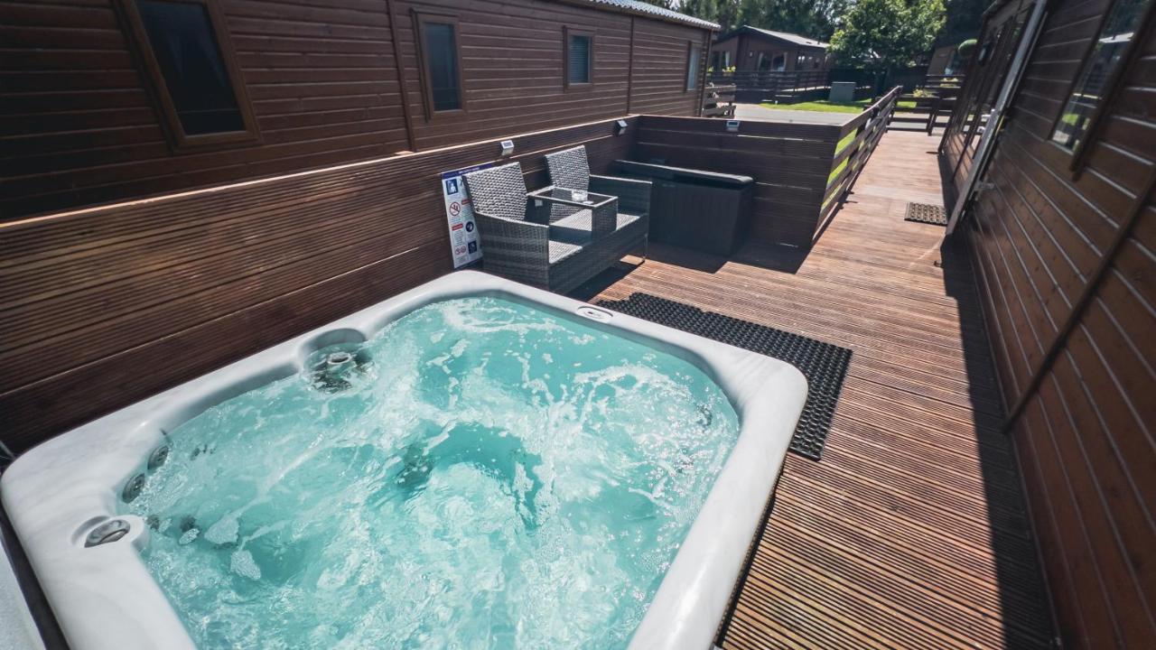 Hazel Oaks, Beautiful Lodge With Hot Tub - Sleeps 6 - Felmoor Park 몰페스 외부 사진