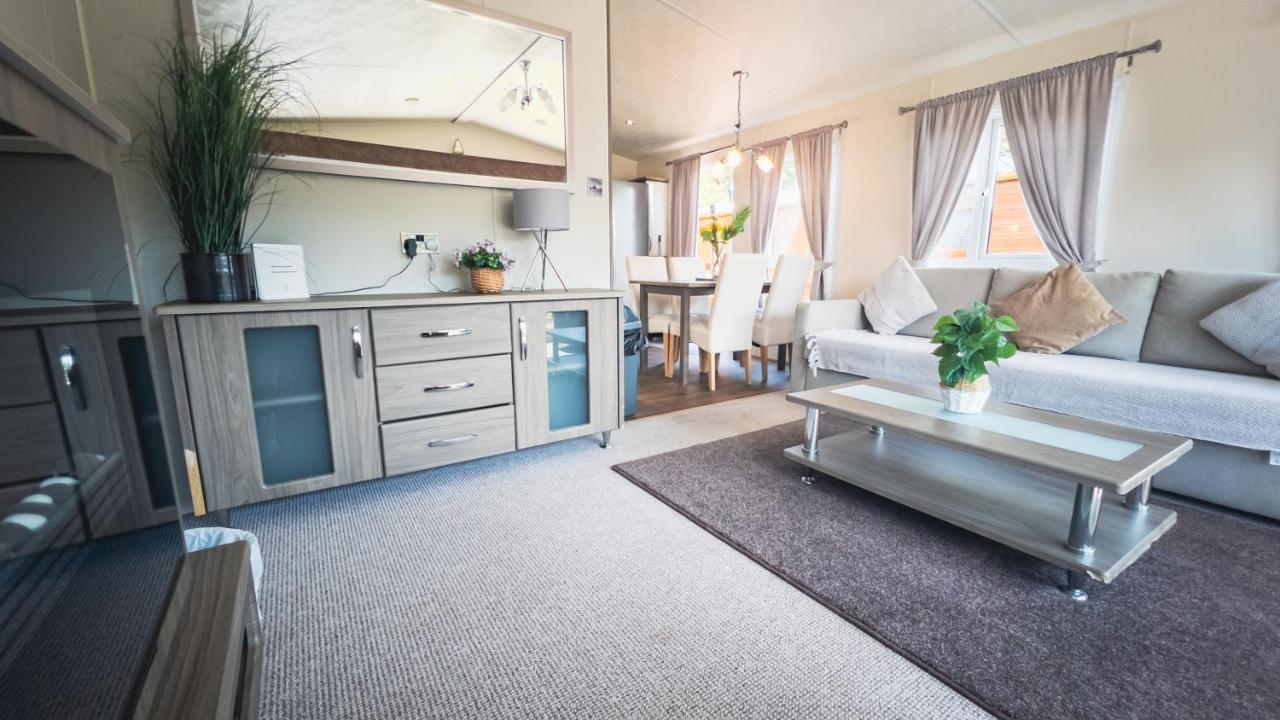 Hazel Oaks, Beautiful Lodge With Hot Tub - Sleeps 6 - Felmoor Park 몰페스 외부 사진