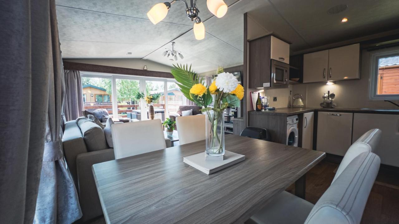 Hazel Oaks, Beautiful Lodge With Hot Tub - Sleeps 6 - Felmoor Park 몰페스 외부 사진