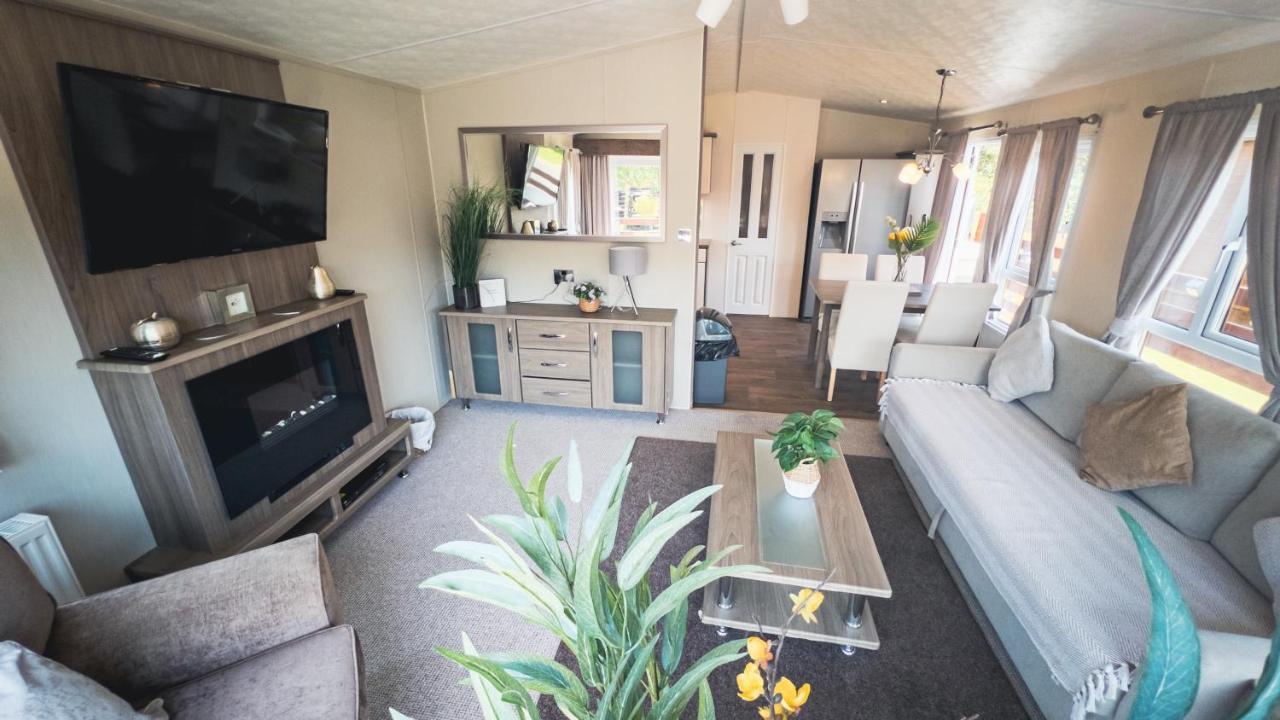 Hazel Oaks, Beautiful Lodge With Hot Tub - Sleeps 6 - Felmoor Park 몰페스 외부 사진