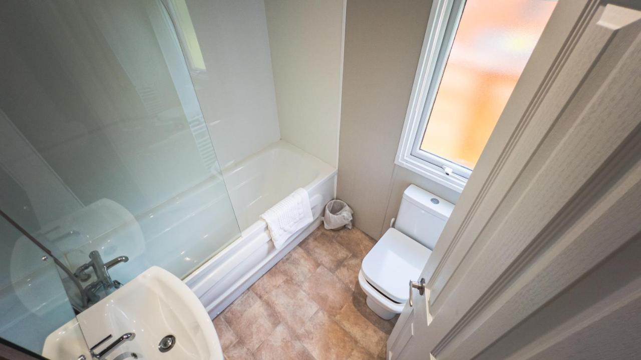 Hazel Oaks, Beautiful Lodge With Hot Tub - Sleeps 6 - Felmoor Park 몰페스 외부 사진