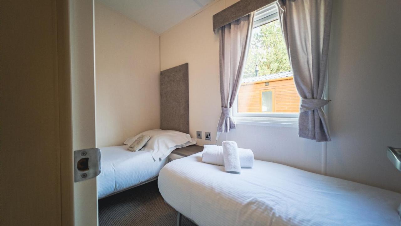 Hazel Oaks, Beautiful Lodge With Hot Tub - Sleeps 6 - Felmoor Park 몰페스 외부 사진