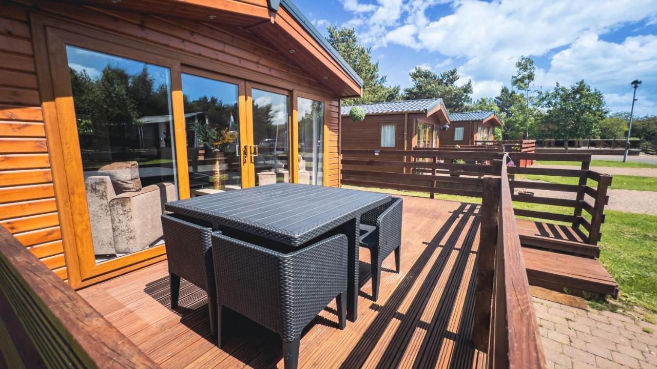 Hazel Oaks, Beautiful Lodge With Hot Tub - Sleeps 6 - Felmoor Park 몰페스 외부 사진