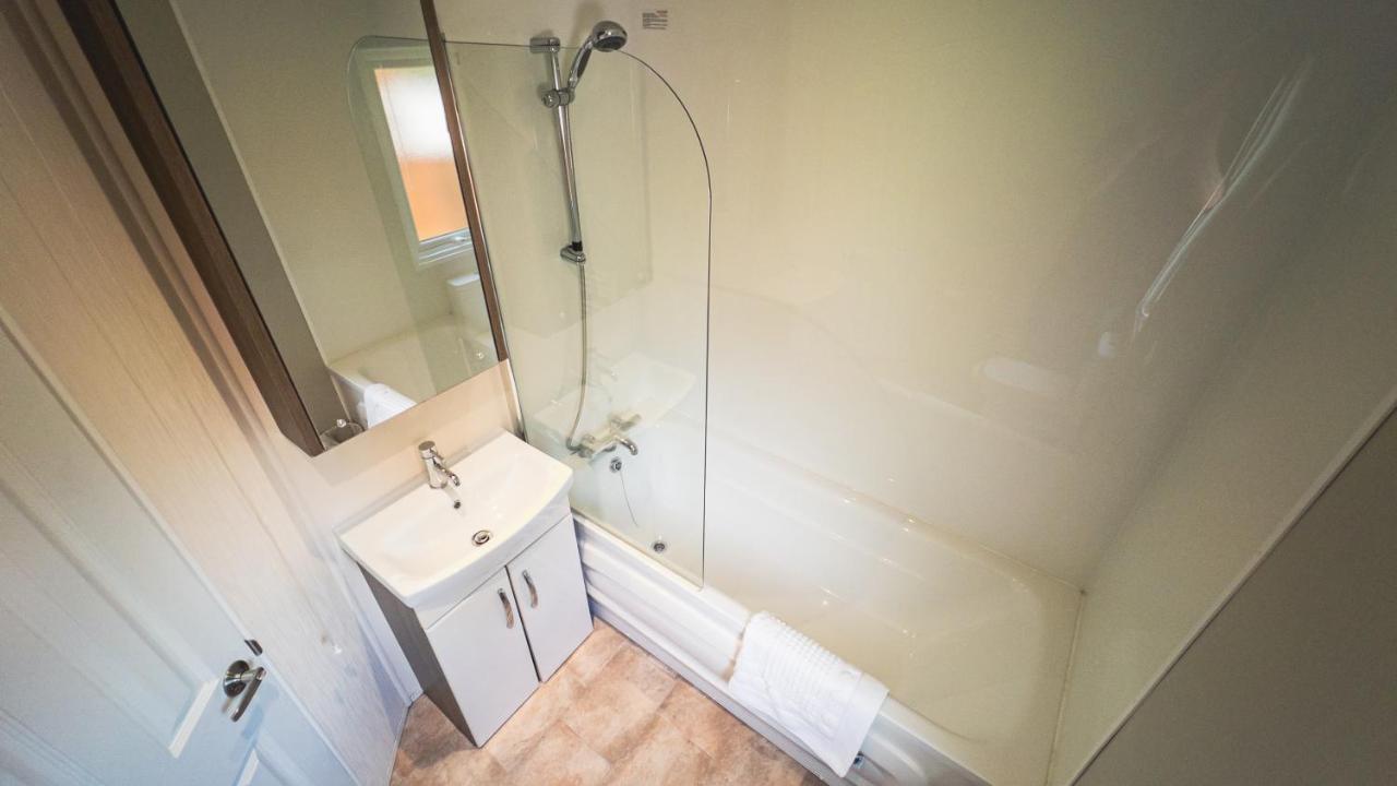 Hazel Oaks, Beautiful Lodge With Hot Tub - Sleeps 6 - Felmoor Park 몰페스 외부 사진
