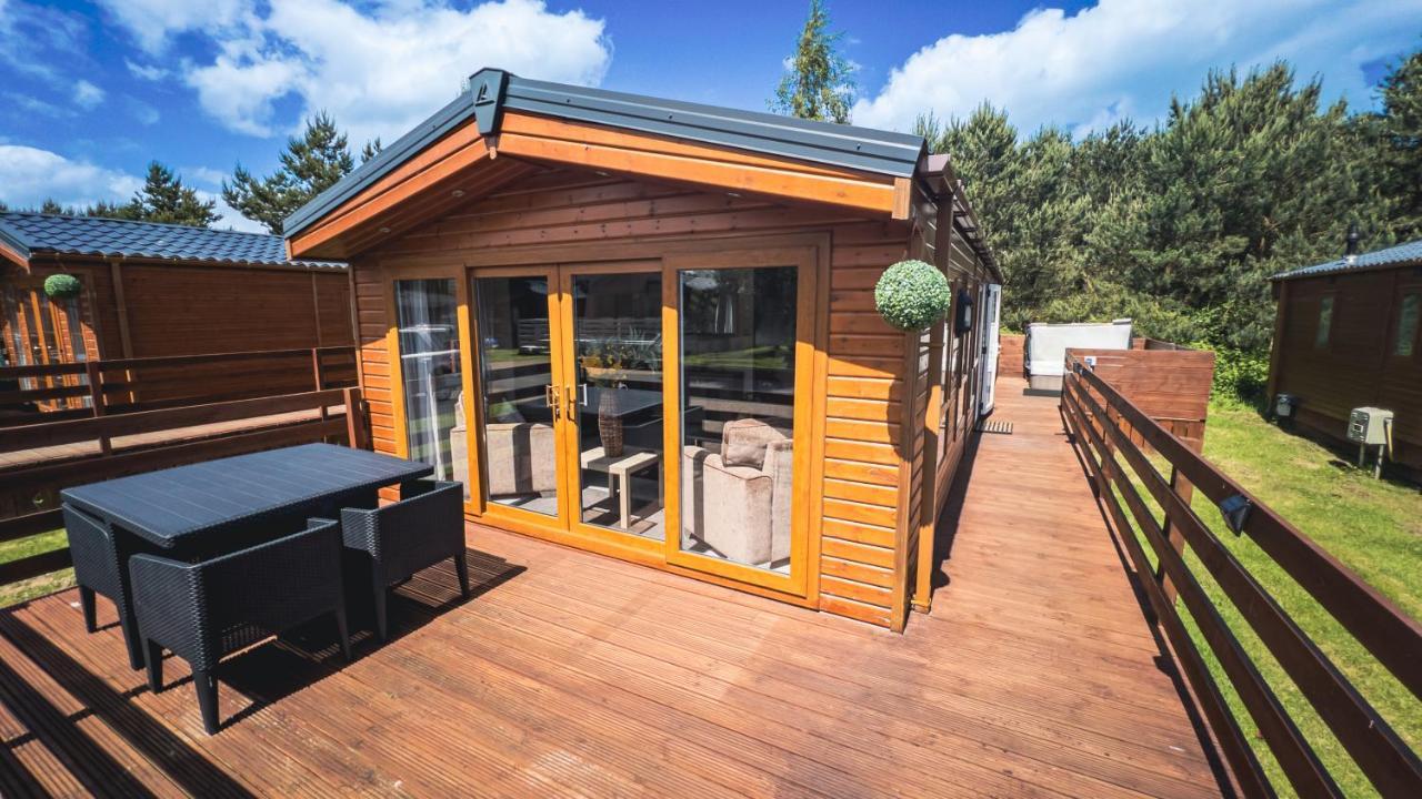 Hazel Oaks, Beautiful Lodge With Hot Tub - Sleeps 6 - Felmoor Park 몰페스 외부 사진